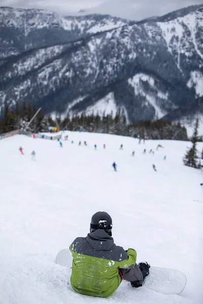 Man Snowboarder Zitten Helling Genieten Van Het Uitzicht Bergen — Stockfoto