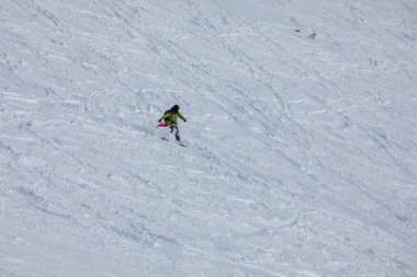 Slovakya Jasna Kayak Merkezi 'nde snowboardcu.