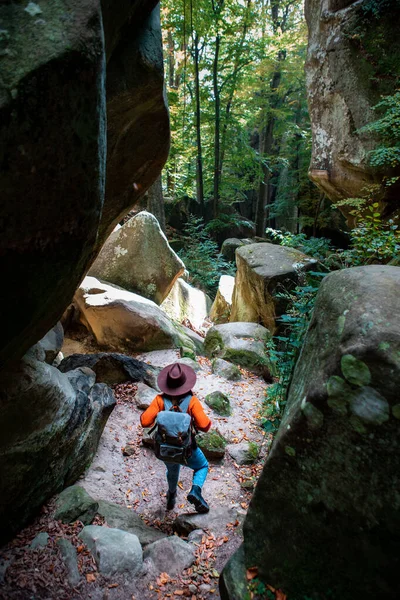 Mulher Viajante Com Mochila Andando Por Trilha Espaço Cópia Canyon — Fotografia de Stock