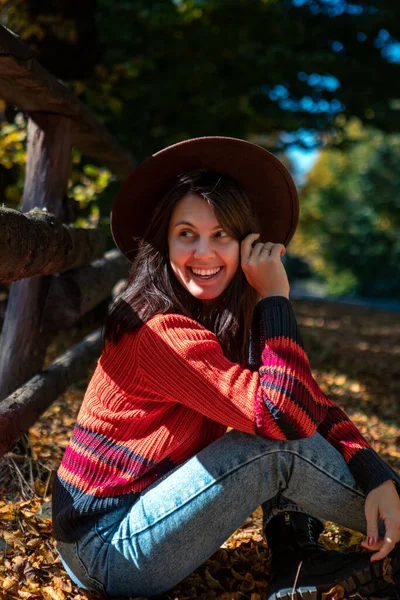 Happy Woman Posing Fence Autumn Sunny Day Copy Space — Stock Photo, Image