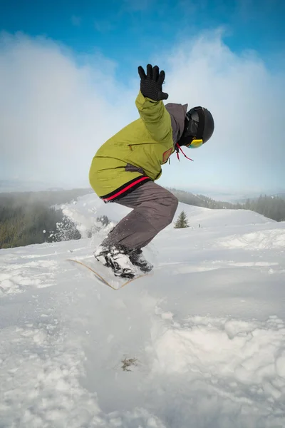 冬のスポーツを背景に男スノーボーダーの肖像画カルパチア山脈 — ストック写真