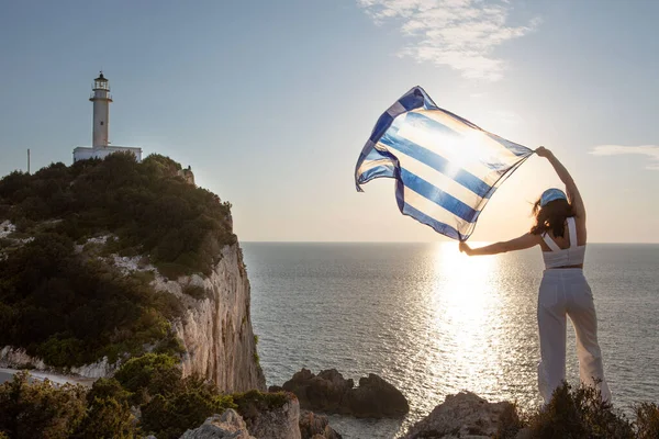 Vrouw Met Griekse Vlag Kijken Naar Zonsondergang Boven Zee Lefkada — Stockfoto