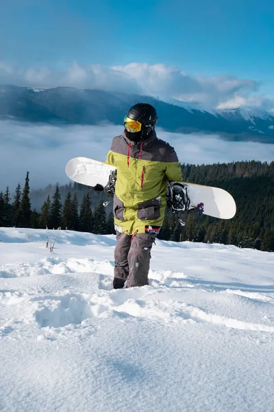 Mann Snowboarder Porträt Karpaten Berge Hintergrund Wintersport — Stockfoto
