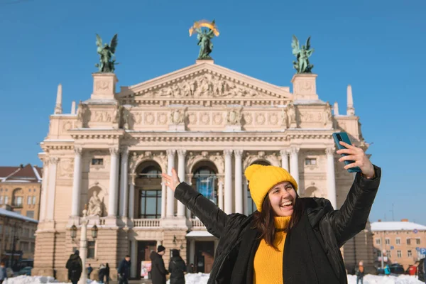 Donna Sorridente Che Prende Selfie Fronte All Edificio Dell Opera — Foto Stock