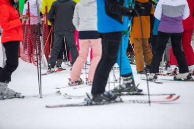Slovakya, Jasna - 4 Şubat 2022: Kayak koltuğu kaldırma yeri kuyruğundaki insanlar