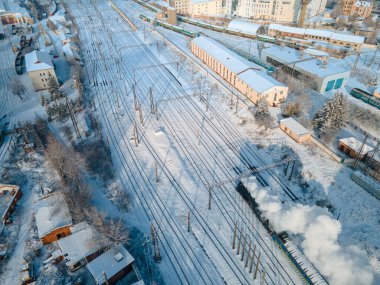 Lviv tren istasyonunun hava manzaralı eski buharlı treni.