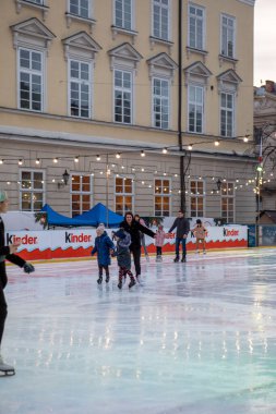 Lviv, Ukrayna - 2 Ocak 2022: Şehir merkezindeki kayak pistinde kayak yapan insanlar