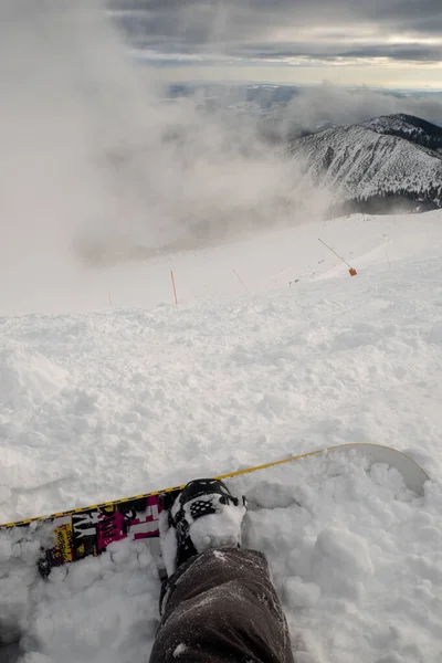 Homem Livre Ponto Vista Cavaleiro Nuvens Montanhas Nevadas Snowboard — Fotografia de Stock