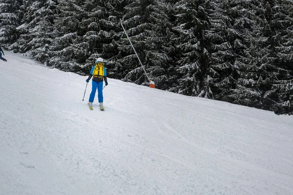 斜面のコピースペースで女性スキーヤー — ストック写真
