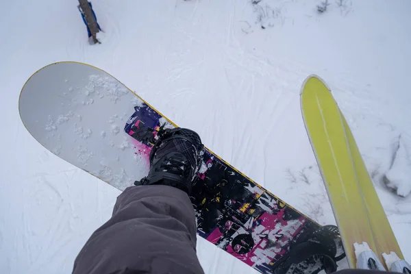 Sciatore Snowboarder Alla Seggiovia Parte Del Corpo Copia Spazio — Foto Stock