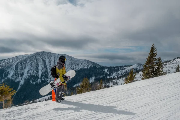 Człowiek Snowboardzista Słowacką Flagą Stoku Ośrodka Narciarskiego Piękny Krajobraz Gór — Zdjęcie stockowe