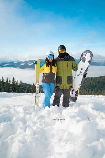 Couple Snowboarder Ans Skier Portrait Mountains Background — Stock Photo, Image