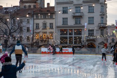 Lviv, Ukrayna - 2 Ocak 2022: Şehir merkezindeki kayak pistinde kayak yapan insanlar