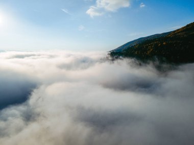 Sonbahar Karpat Dağları 'nın hava manzarası güneşli gün altında uzay beyaz bulutlarının kopyası