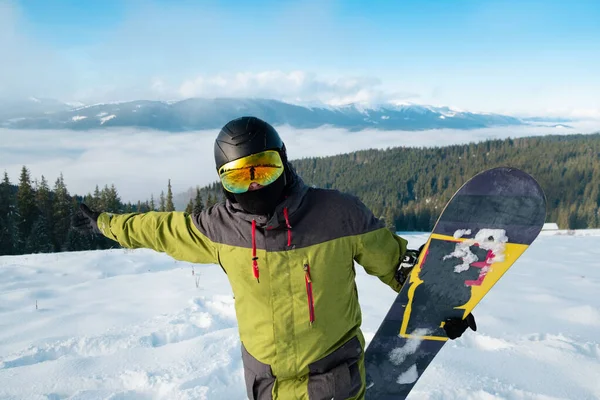 Άνθρωπος Snowboarder Πορτρέτο Καρπάθια Βουνά Στο Παρασκήνιο Χειμερινό Άθλημα — Φωτογραφία Αρχείου