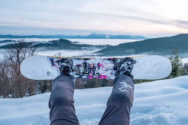 Snowboarder Genieten Van Het Uitzicht Zonsondergang Boven Bergen Ukraine Karpathian — Stockfoto