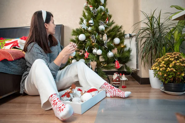Decorating Christmas Tree Domestic Lifestyle — 스톡 사진