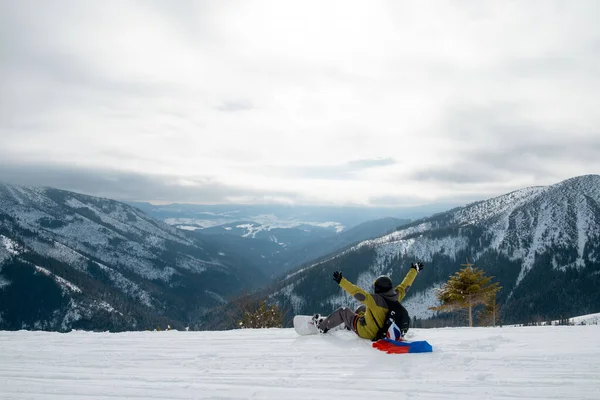 Człowiek Snowboardzista Słowacką Flagą Stoku Ośrodka Narciarskiego Piękny Krajobraz Gór — Zdjęcie stockowe