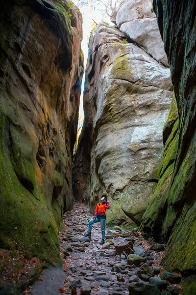 Woman Traveler Walking Trail Canyon Copy Space — Stock Photo, Image