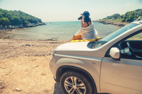 Frau Sitzt Auf Motorhaube Und Trinkt Kaffee Und Genießt Blick — Stockfoto