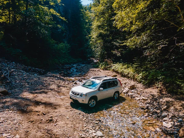 Suv Carro Montanhas Riacho Fundo Cópia Espaço — Fotografia de Stock