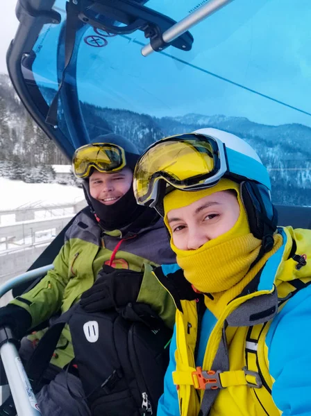 Para Narciarzy Snowboardzistów Przy Wyciągu Krzesełkowym Selfie — Zdjęcie stockowe