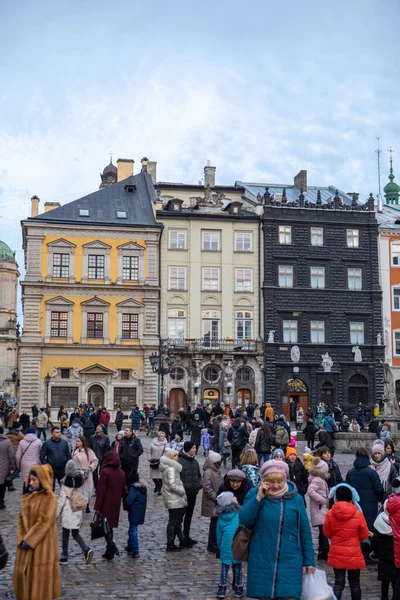 Lviv Ukrajna Január 2022 Zsúfolt Emberek Városközpontban Karácsonyi Vásár — Stock Fotó