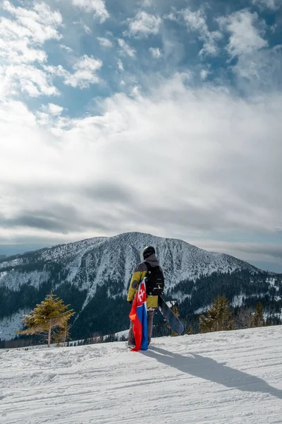 Człowiek Snowboardzista Słowacką Flagą Stoku Ośrodka Narciarskiego Piękny Krajobraz Gór — Zdjęcie stockowe