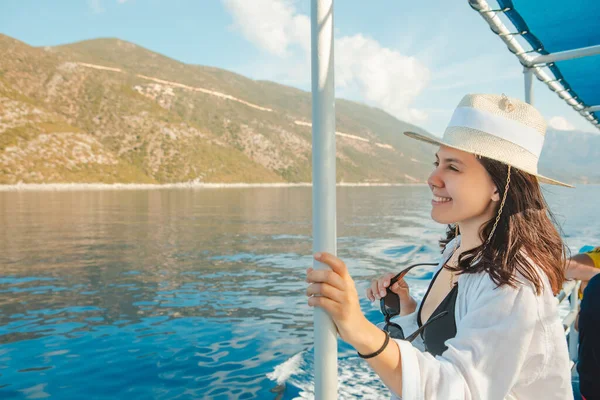 Bela Mulher Sorridente Retrato Cruzeiro Navio Verão Mar Férias — Fotografia de Stock