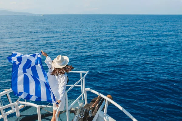 Vrouw Met Griekse Vlag Cruise Boot Lefkada Eiland Griekenland — Stockfoto