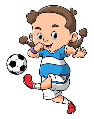 Küçük kız futbol oynuyor ve resim topunu tekmeliyor.