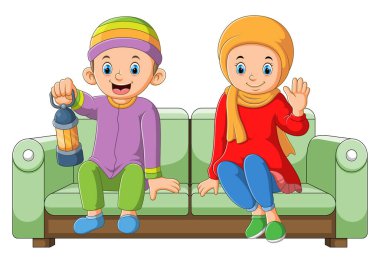 Çift, Ramazan gecesinde birlikte oturuyorlar.