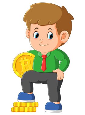 Çalışan adam büyük bitcoin ile poz veriyor ve resimdeki altın paralara basıyor.