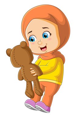 Sevimli küçük kız oynuyor ve resimdeki oyuncak ayıya bakıyor.