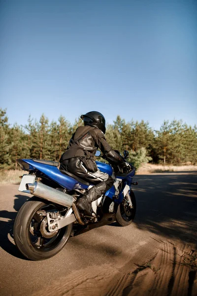 Piękny Motocykl Jadący Leśną Drogą Baw Się Dobrze Jadąc Pustą — Zdjęcie stockowe