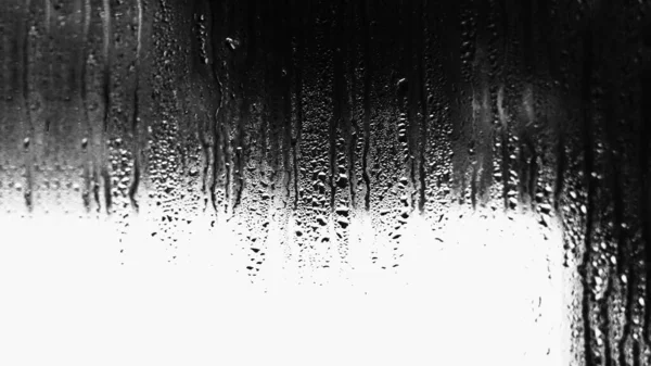 空気の湿度の高い透明なガラス上の水の自然結露の背景には 大きな滴滴が滴下 — ストック写真
