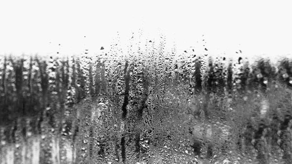 ガラス上の水滴の結露の背景 ガラスの後ろの湿度と霧 悪天候 — ストック写真