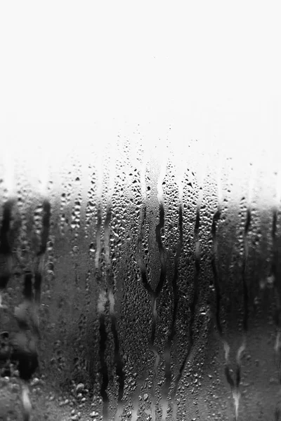 空气湿度高 滴滴大的透明玻璃上水分自然凝结的背景 — 图库照片