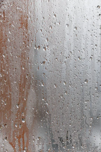 自然水の結露の背景には 高い空気の湿度 大きな滴滴と窓ガラス 収集してストリーミングダウン — ストック写真