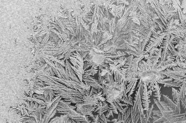 Pencerede buz, camda doğal doku ve donmuş desen. Uzayı kopyala, doğal arkaplan, makro. Güzel kış arka planı 