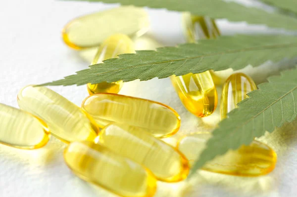 Produtos Medicinais Cannabis Folha Cápsulas Óleo Cbd Sobre Fundo Branco Imagens Royalty-Free