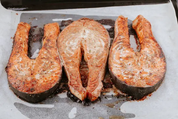 Vörös Sült Hal Steak Sült Lazac Darabok Szaftos Étvágygerjesztő Lazac — Stock Fotó