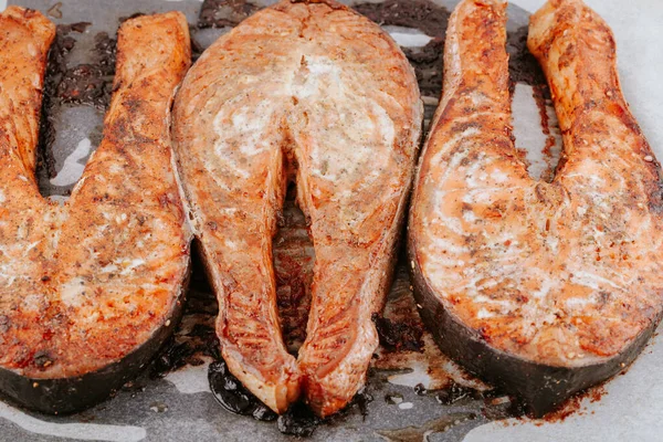 Filetes Pescado Frito Rojo Trozos Salmón Horno Jugoso Salmón Apetitoso — Foto de Stock