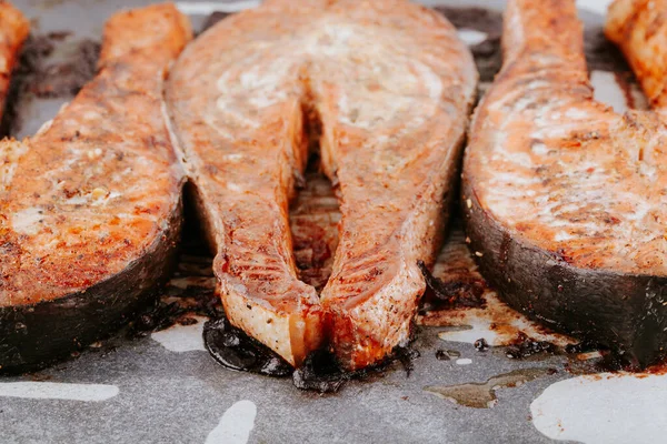 Főzött Lazac Steak Sütőlapon Közelről Vörös Sült Hal Steak Sült — Stock Fotó