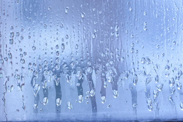 透明なガラス窓に結露 水が落ちる 抽象的な背景テクスチャ 窓の外 悪天候 — ストック写真