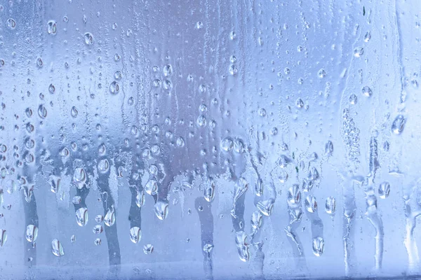 透明なガラス窓に結露 水が落ちる 抽象的な背景テクスチャ 窓の外 悪天候 — ストック写真