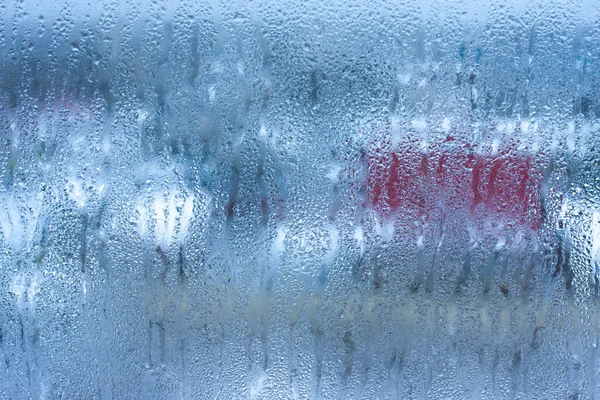 部屋の金属プラスチック窓ガラス上の結露 部屋の湿度が高い — ストック写真