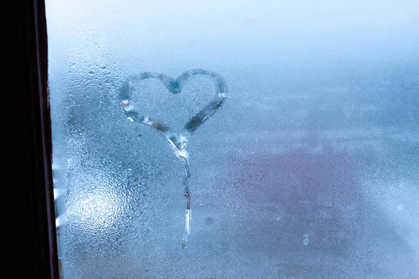 Närbild Kärlek Hjärta Kondens Inskription Över Svettiga Fönster Glas Bakgrund — Stockfoto