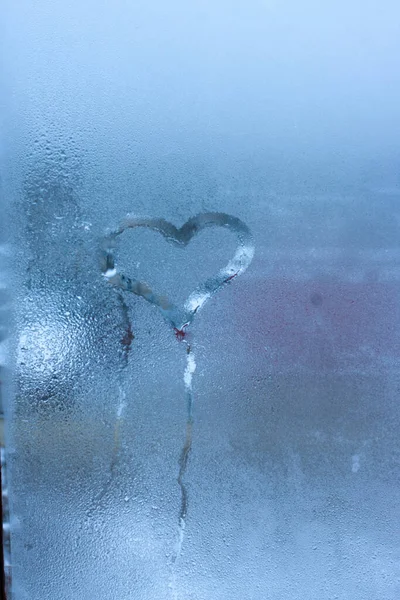 사랑의 비문을 클로즈업 발렌타인의 창조적 안개낀 창문으로 마음을 스톡 사진