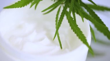 Kremli tıbbi kenevir keneviri ve yaprak keneviri CBD merhem üretimi için kullanılan tohumlardan toplanır, acıyı azaltır, antibakteriyel ve yatıştırıcı